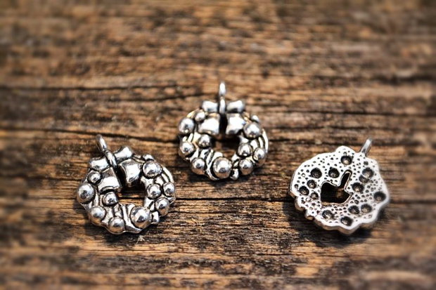 1b Charm argintiu coronita Craciun 20x16mm (SALAK 152)