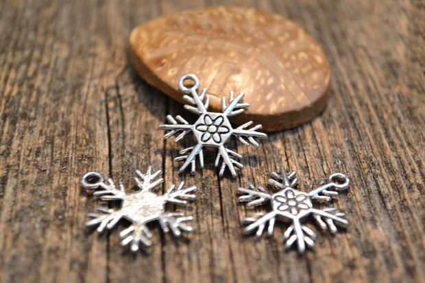 1b Charm argintiu Craciun, fulg de nea 26x19mm (PAD3A020)
