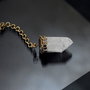 Colier lung cu quartz crystal point si elemente metalice bronz