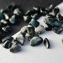 Smarald rulat pietricele  nuante  terne negru cu putin verde  40 buc natural, netratat ( i 3)