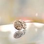Cercelusi cu selenit si pirita prinse pe o baza metalica  argintie 14 mm si liner acrilic sparkling gold
