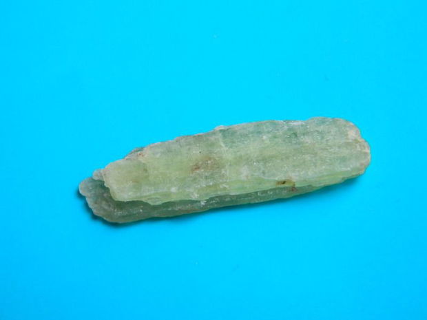 Specimen Kyanit verde brut