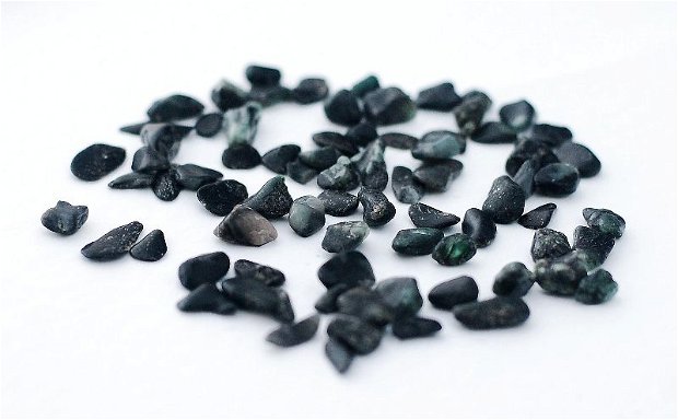 Smarald rulat pietricele  - negru -  80 buc natural, netratat ( J8 )