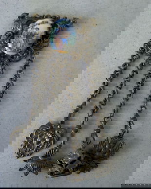 BROSA VINTAGE LEO GLASS SEMNATA , ANII 65 PORTELAN PICTAT ,MODEL FRAGONARD,DEOSEBITA