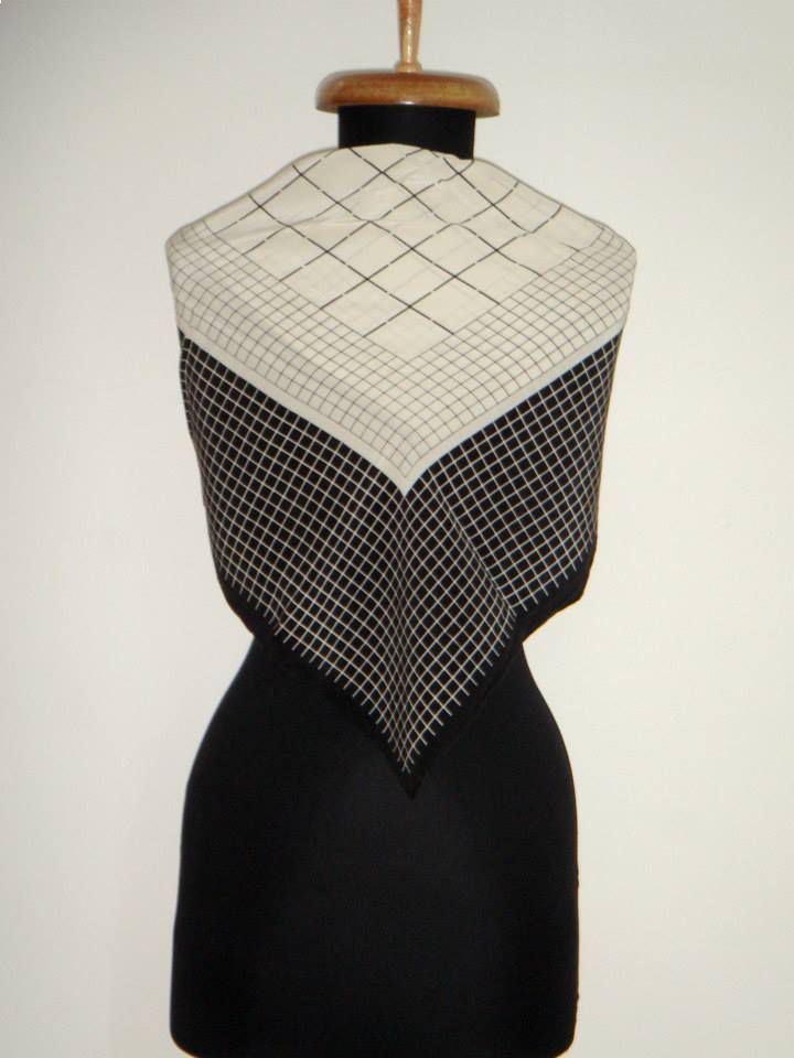 Esarfa vintage din matase naturala plina, cu design geometric