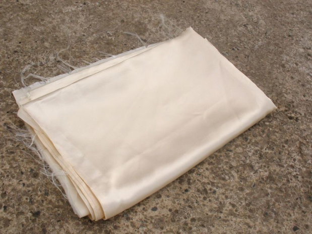 Materila textil-satin culoare ivoire