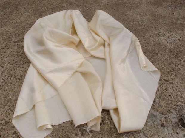 Materila textil-satin culoare ivoire