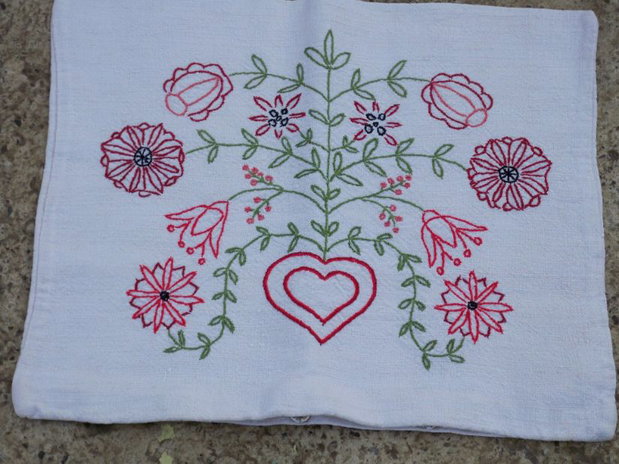 Broderie florala-Husa perinita