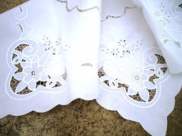 Broderie alba