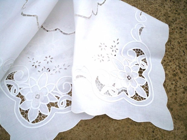 Broderie alba