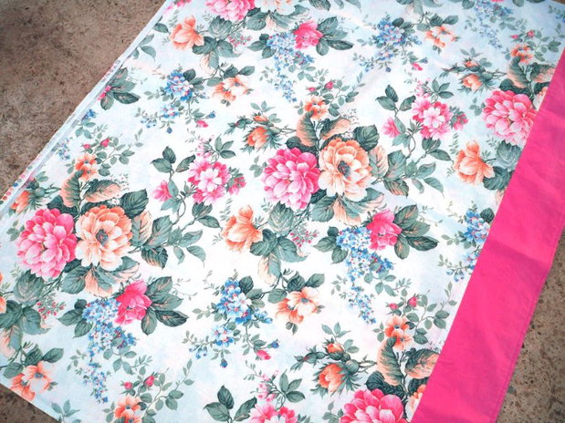 Material textil inflorat