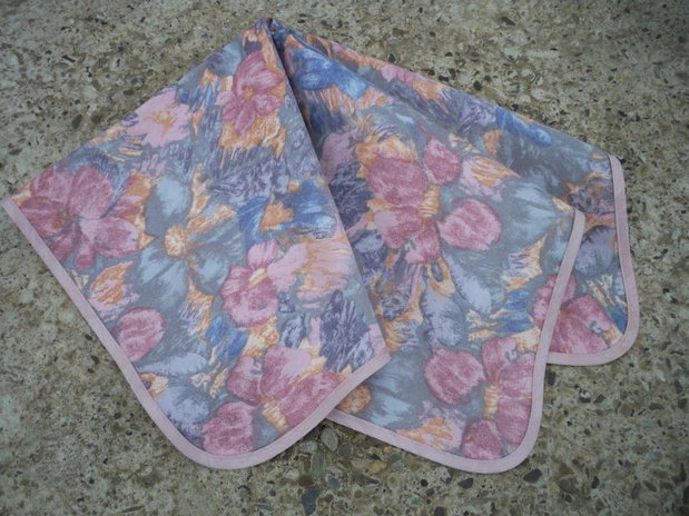 Material textil cu imprimeuri florale