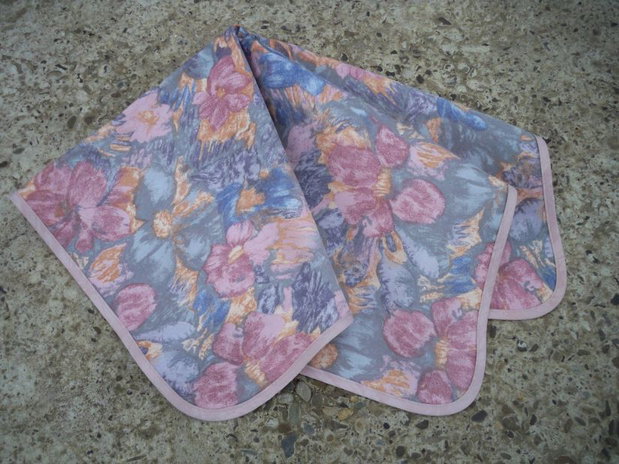 Material textil cu imprimeuri florale