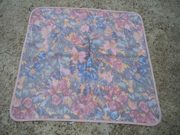 Material textil cu imprimeuri florale