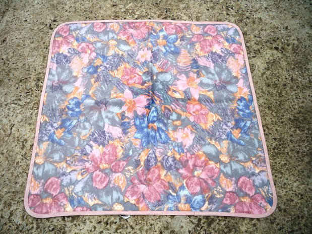 Material textil cu imprimeuri florale