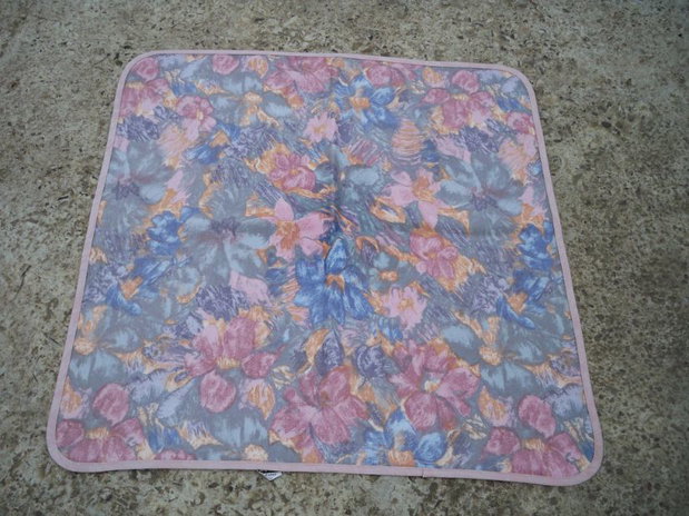 Material textil cu imprimeuri florale