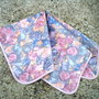 Material textil cu imprimeuri florale