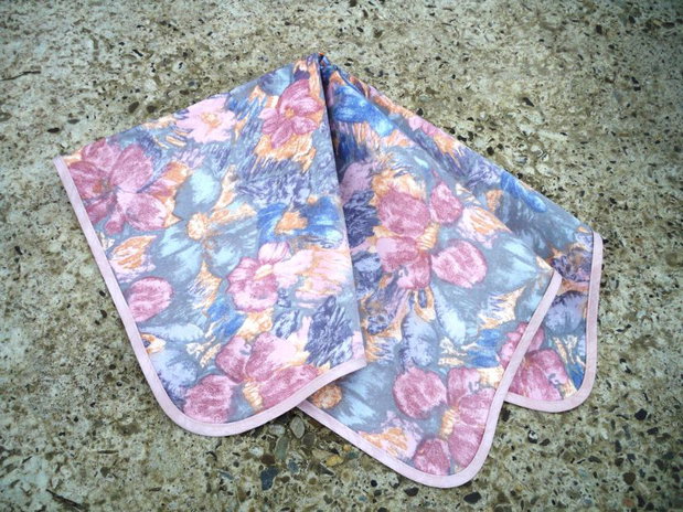 Material textil cu imprimeuri florale