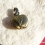 Locket mar finisaj bronz aprox 11x23x27 mm (35 mm cu agatatoarea)