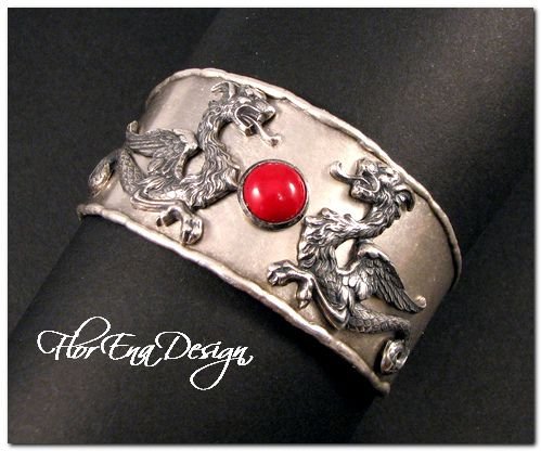 F1185 # Bratara armura, alama placata cu argint aspect invechit, ornamente dragoni, cabochon coral rosu