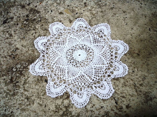 Dantela alba crosetata 2