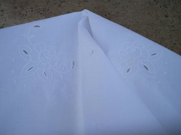 Broderie alba