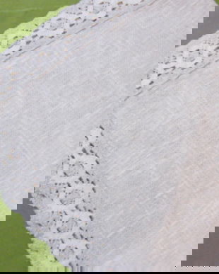 Fata de masa cu dantela