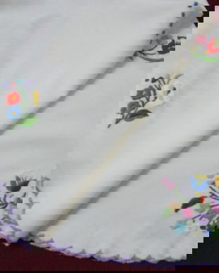 Fata de masa rotunda cu broderie