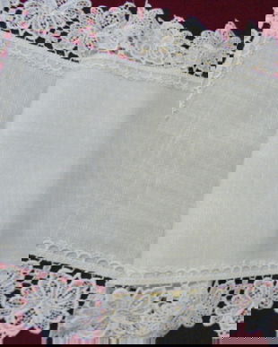 Fata de masa cu dantela