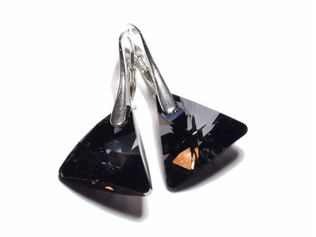 Cercei din Cristale Swarovski triunghi - CE255 - cercei negri, cercei sclipitori, cadou romantic, cadou pentru ea, cercei geometrici