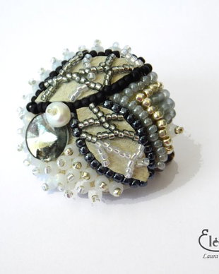 Brosa alb-negru (martisor)