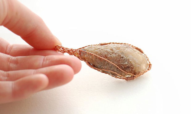 Pandant  amuleta cu geoda coco ocho prinsa si decorata cu sarma cupru non tarnish rasucita