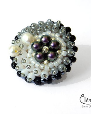 Brosa-martisor negru cu mov