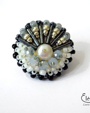 Brosa-martisor alb-negru