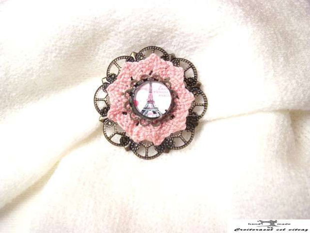 Brosa martisor cu danteluta roz