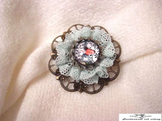 Brosa martisor cu danteluta verde menta