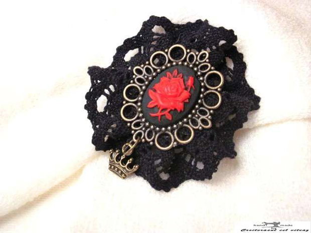 Brosa martisor cu trandafir rosu