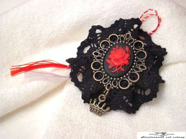 Brosa martisor cu trandafir rosu