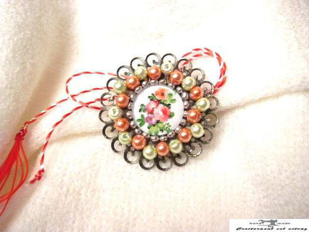 Brosa martisor cu trandafirasi si perlute