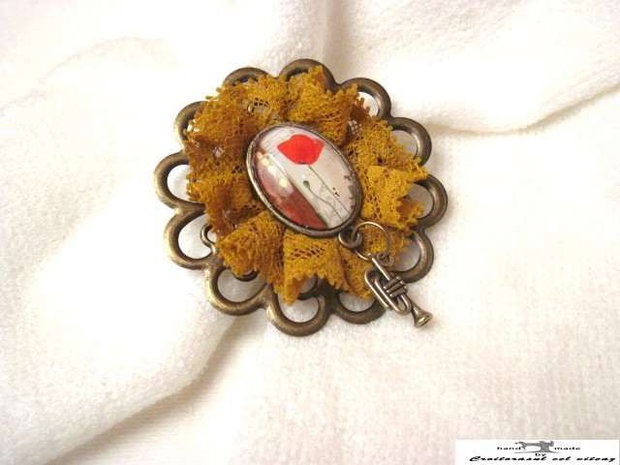 Brosa martisor cu floare de mac