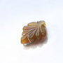 Conector calcedonie sculptata sub forma de frunza - galben maroniu
