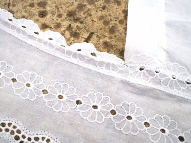 Broderie alba