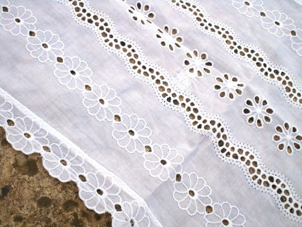 Broderie alba