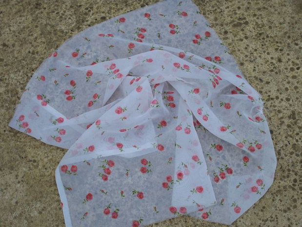 Material textil cu trandafiri