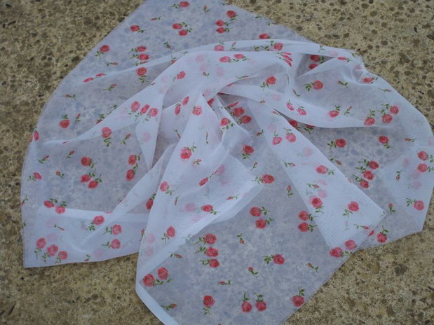Material textil cu trandafiri