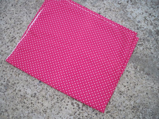 Material textil roz cu buline albe