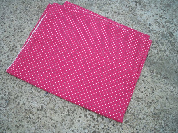 Material textil roz cu buline albe