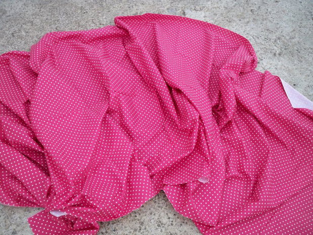 Material textil roz cu buline albe