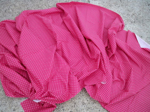 Material textil roz cu buline albe
