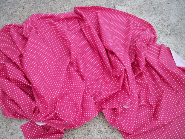 Material textil roz cu buline albe